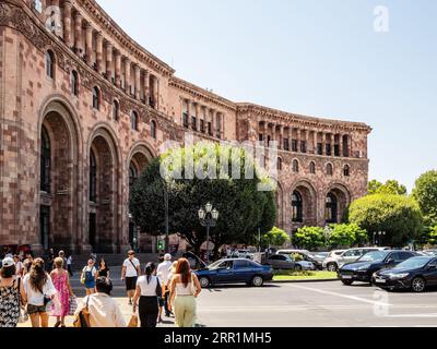 Erevan, Arménie - 21 août 2023 : personnes dans la rue près de Government House sur la place de la République dans la ville d'Erevan par une journée ensoleillée d'été Banque D'Images