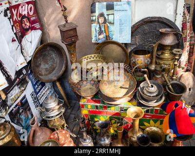 Erevan, Arménie - 21 août 2023 : vieux bols en laiton, plaque, cruches, bouilloire, mortier, record au marché aux puces en plein air dans la ville d'Erevan Banque D'Images