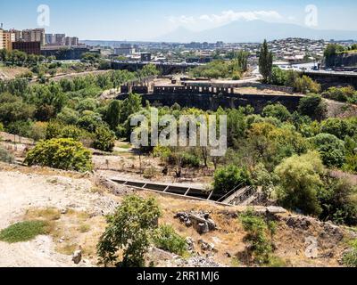 Erevan, Arménie - 23 août 2023 : vue de la gorge de Hrazdan avec l'usine de brandy NOY dans le quartier de la ville d'Erevan de la rue Sergey Parajanov sur ensoleillé Banque D'Images