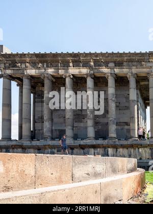 Garni, Arménie - 25 août 2023 : vue latérale de l'ancien Gréco - Temple romain de Garni avec colonnade dans la province de Kotayk en Arménie sur une journée ensoleillée d'été Banque D'Images