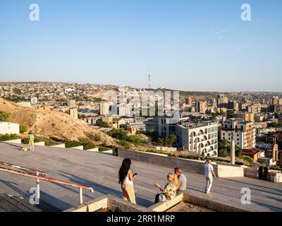 Erevan, Arménie - 23 août 2023 : vue ci-dessus des escaliers de Cascade et des maisons urbaines dans la ville d'Erevan au coucher du soleil d'été Banque D'Images