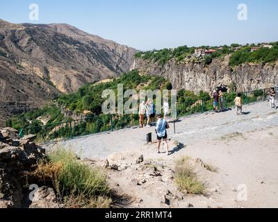 Garni, Arménie - 25 août 2023 : les touristes prennent des photos sur la plate-forme d'observation près de l'ancien Gréco - Temple romain de Garni dans la province de Kotayk en Arménie Banque D'Images