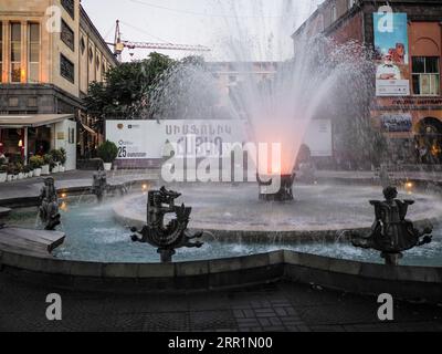 Erevan, Arménie - 26 août 2023 : Fontaine musicale du zodiaque avec éclairage électrique sur la place Charles Aznavour près de l'ancien cinéma Moscou à Erevan cit Banque D'Images