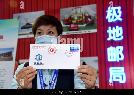 200922 -- QINGDAO, 22 septembre 2020 -- un membre du personnel affiche la couverture du premier jour de l'exposition marine de l'Asie de l'est 2020 à Qingdao, dans la province du Shandong de l'est de la Chine, le 22 septembre 2020. L exposition marine de l Asie de l est 2020 a ouvert ses portes mardi à Qingdao, une ville côtière de la province du Shandong de l est de la Chine, réunissant plus de 770 entreprises et instituts de plus de 70 pays et régions. Plus de 50 000 expositions différentes allant du génie océanique, de l'exploration pétrolière et gazière offshore, de l'exploration des fonds marins, de l'aquaculture en haute mer et de l'équipement de recherche scientifique, aux réalisations scientifiques dans les levés et les cartes marines Banque D'Images