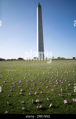 200922 -- WASHINGTON, le 22 septembre 2020 -- des drapeaux nationaux américains représentant les 200 000 vies perdues à cause du COVID-19 aux États-Unis sont placés sur le National Mall à Washington, D.C., aux États-Unis, le 22 septembre 2020. Le nombre de décès dus à la COVID-19 aux États-Unis a dépassé 200 000 mardi, selon le Center for Systems Science and Engineering CSSE de l’Université Johns Hopkins. U.S.-WASHINGTON, D.C.-COVID-19-DEATHS-200,000-COVID MEMORIAL PROJECT LIUXJIE PUBLICATIONXNOTXINXCHN Banque D'Images