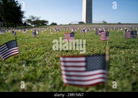 200922 -- WASHINGTON, le 22 septembre 2020 -- des drapeaux nationaux américains représentant les 200 000 vies perdues à cause du COVID-19 aux États-Unis sont placés sur le National Mall à Washington, D.C., aux États-Unis, le 22 septembre 2020. Le nombre de décès dus à la COVID-19 aux États-Unis a dépassé 200 000 mardi, selon le Center for Systems Science and Engineering CSSE de l’Université Johns Hopkins. U.S.-WASHINGTON, D.C.-COVID-19-DEATHS-200,000-COVID MEMORIAL PROJECT LIUXJIE PUBLICATIONXNOTXINXCHN Banque D'Images