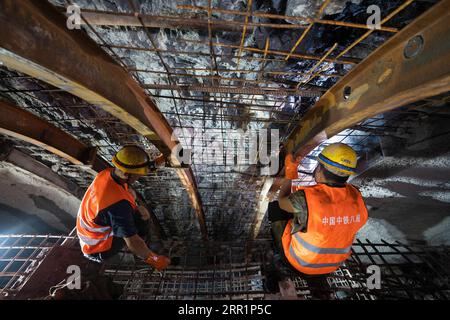 200923 -- VIENTIANE, le 23 septembre 2020 -- des travailleurs sont vus sur le chantier du tunnel Ban Phoukeu à Muang Nga dans la province d'Oudomxay, Laos, le 21 septembre 2020. Mardi, une société chinoise d’ingénierie ferroviaire a foré à travers le tunnel Ban Phoukeu, le dernier tunnel long majeur de près de 9 000 mètres le long du chemin de fer Chine-Laos. Il a marqué une étape importante dans la construction du chemin de fer transfrontalier et a jeté les bases solides pour l'achèvement en temps voulu du méga-projet. Photo de /Xinhua LAOS-CHINA-RAILWAY-LAST MAJOR TUNNEL-FORING-THROUGH PanxLongzhu PUBLICATIONxNOTxINxCHN Banque D'Images