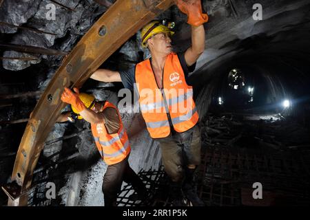 200923 -- VIENTIANE, le 23 septembre 2020 -- des travailleurs sont vus sur le chantier du tunnel Ban Phoukeu à Muang Nga dans la province d'Oudomxay, Laos, le 21 septembre 2020. Mardi, une société chinoise d’ingénierie ferroviaire a foré à travers le tunnel Ban Phoukeu, le dernier tunnel long majeur de près de 9 000 mètres le long du chemin de fer Chine-Laos. Il a marqué une étape importante dans la construction du chemin de fer transfrontalier et a jeté les bases solides pour l'achèvement en temps voulu du méga-projet. Photo de /Xinhua LAOS-CHINA-RAILWAY-LAST MAJOR TUNNEL-FORING-THROUGH PanxLongzhu PUBLICATIONxNOTxINxCHN Banque D'Images