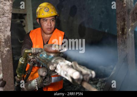 200923 -- VIENTIANE, le 23 septembre 2020 -- Un ouvrier est vu sur le chantier du tunnel Ban Phoukeu à Muang Nga dans la province d'Oudomxay, Laos, le 21 septembre 2020. Mardi, une société chinoise d’ingénierie ferroviaire a foré à travers le tunnel Ban Phoukeu, le dernier tunnel long majeur de près de 9 000 mètres le long du chemin de fer Chine-Laos. Il a marqué une étape importante dans la construction du chemin de fer transfrontalier et a jeté les bases solides pour l'achèvement en temps voulu du méga-projet. Photo de /Xinhua LAOS-CHINA-RAILWAY-LAST MAJOR TUNNEL-FORING-THROUGH PanxLongzhu PUBLICATIONxNOTxINxCHN Banque D'Images