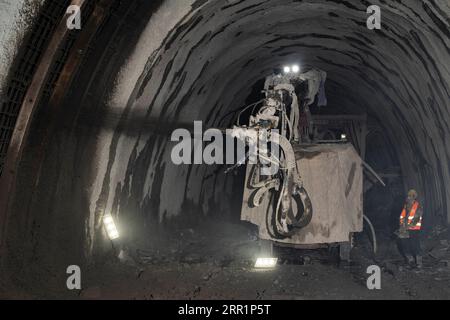 200923 -- VIENTIANE, le 23 septembre 2020 -- Un ouvrier est vu sur le chantier du tunnel Ban Phoukeu à Muang Nga dans la province d'Oudomxay, Laos, le 21 septembre 2020. Mardi, une société chinoise d’ingénierie ferroviaire a foré à travers le tunnel Ban Phoukeu, le dernier tunnel long majeur de près de 9 000 mètres le long du chemin de fer Chine-Laos. Il a marqué une étape importante dans la construction du chemin de fer transfrontalier et a jeté les bases solides pour l'achèvement en temps voulu du méga-projet. Photo de /Xinhua LAOS-CHINA-RAILWAY-LAST MAJOR TUNNEL-FORING-THROUGH PanxLongzhu PUBLICATIONxNOTxINxCHN Banque D'Images