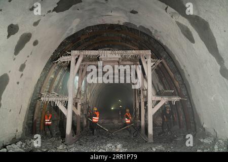 200923 -- VIENTIANE, le 23 septembre 2020 -- des travailleurs sont vus sur le chantier du tunnel Ban Phoukeu à Muang Nga dans la province d'Oudomxay, Laos, le 21 septembre 2020. Mardi, une société chinoise d’ingénierie ferroviaire a foré à travers le tunnel Ban Phoukeu, le dernier tunnel long majeur de près de 9 000 mètres le long du chemin de fer Chine-Laos. Il a marqué une étape importante dans la construction du chemin de fer transfrontalier et a jeté les bases solides pour l'achèvement en temps voulu du méga-projet. Photo de /Xinhua LAOS-CHINA-RAILWAY-LAST MAJOR TUNNEL-FORING-THROUGH PanxLongzhu PUBLICATIONxNOTxINxCHN Banque D'Images