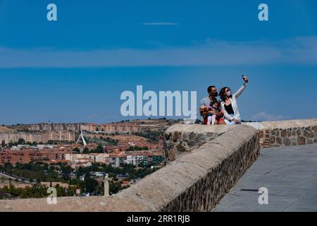 200923 -- TOLÈDE, 23 septembre 2020 -- les touristes prennent un selfie dans la vieille ville de Tolède, Espagne, le 22 septembre 2020. Le tourisme à Tolède a été fortement affecté par la pandémie de COVID-19. ESPAGNE-TOLÈDE-COVID-19-TOURISME-IMPACT MengxDingbo PUBLICATIONxNOTxINxCHN Banque D'Images