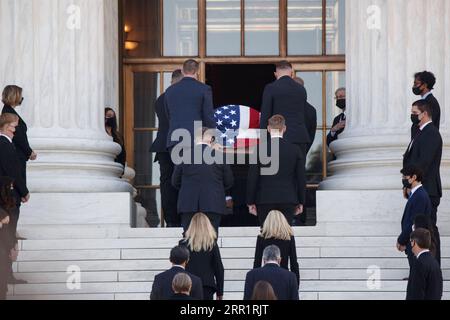 200923 -- WASHINGTON, le 23 septembre 2020 -- le cercueil de Ruth Bader Ginsburg, juge de la Cour suprême des États-Unis, arrive à la Cour suprême des États-Unis à Washington, D.C., États-Unis, le 23 septembre 2020. Ruth Bader Ginsburg a posé au repos à la plus haute cour du pays ici mercredi. Photo de /Xinhua U.S.-WASHINGTON, D.C.-COUR SUPRÊME-RUTH BADER GINSBURG TingxShen PUBLICATIONxNOTxINxCHN Banque D'Images