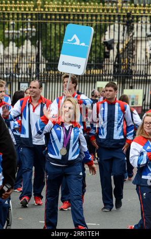 Charlotte Henshaw et le groupe de nageurs de l'équipe GB Olympiens quittant Buckingham Palace après le défilé de la victoire. Jeux olympiques de Londres 2012. Panneau de natation Banque D'Images