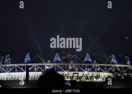 Parachutistes agissant en tant que James Bond et Reine Elizabeth II parachutistes dans le stade olympique pour la cérémonie d'ouverture des Jeux Olympiques de Londres 2012 Banque D'Images