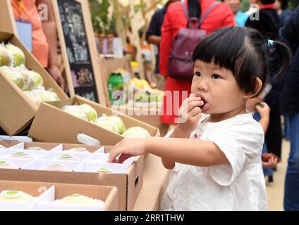 200924 -- BEIJING, le 24 septembre 2020 -- Un enfant goûte des produits agricoles lors d'une célébration pour marquer le festival de la récolte des agriculteurs chinois dans le district de Pinggu à Beijing, capitale de la Chine, le 24 septembre 2020. CHINE-PÉKIN-FESTIVAL DE LA RÉCOLTE DES AGRICULTEURS CHINOIS CN RENXCHAO PUBLICATIONXNOTXINXCHN Banque D'Images