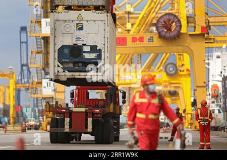 200924 -- DALIAN, le 24 septembre 2020 -- Un camion est chargé d'un conteneur au port de Dalian, dans la province du Liaoning au nord-est de la Chine, le 24 septembre 2020. Le port de Dalian a travaillé sur le développement de nouvelles routes maritimes et l'augmentation de son débit alors qu'il cherche à étendre son marché cette année. CHINA-LIAONING-DALIAN-PORT CN YaoxJianfeng PUBLICATIONxNOTxINxCHN Banque D'Images