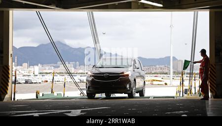 200924 -- DALIAN, 24 septembre 2020 -- Un nouveau véhicule est conduit dans un cargo au port de Dalian dans la province du Liaoning au nord-est de la Chine, le 24 septembre 2020. Le port de Dalian a travaillé sur le développement de nouvelles routes maritimes et l'augmentation de son débit alors qu'il cherche à étendre son marché cette année. CHINA-LIAONING-DALIAN-PORT CN YaoxJianfeng PUBLICATIONxNOTxINxCHN Banque D'Images