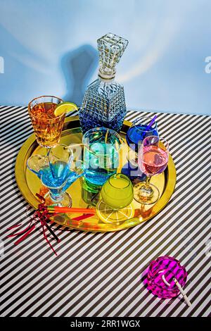 D'en haut différentes variétés de cocktails comprenant bleu margarita long Islande vin de thé glacé daiquiri dans de beaux verres et pot placé sur la plaque Banque D'Images