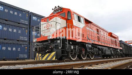 200924 -- DALIAN, 24 septembre 2020 -- Un train de marchandises chargé de conteneurs est vu au port de Dalian dans la province du Liaoning au nord-est de la Chine, le 24 septembre 2020. Le port de Dalian a travaillé sur le développement de nouvelles routes maritimes et l'augmentation de son débit alors qu'il cherche à étendre son marché cette année. CHINA-LIAONING-DALIAN-PORT CN YaoxJianfeng PUBLICATIONxNOTxINxCHN Banque D'Images