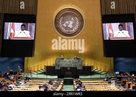 200924 -- NATIONS UNIES, 24 septembre 2020 -- le Président du Niger Mahamadou Issoufou sur les écrans s'adresse au débat général de la 75e session de l'Assemblée générale des Nations Unies par vidéo au siège de l'ONU à New York, le 24 septembre 2020. Le débat général de la 75e session de l'Assemblée générale des Nations Unies est entré jeudi dans la troisième journée. Eskinder Debebe/photo ONU/document via Xinhua NATIONS UNIES-ASSEMBLÉE GÉNÉRALE-DÉBAT-TROISIÈME JOUR WangxYingtonglian/UNPhoto/EskinderDebebe PUBLICATIONxNOTxINxCHN Banque D'Images