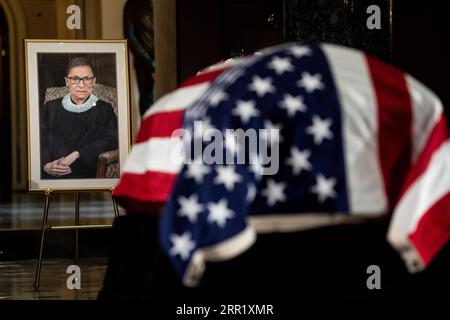 200925 -- WASHINGTON, le 25 septembre 2020 -- le cercueil de la défunte juge de la Cour suprême des États-Unis Ruth Bader Ginsburg se trouve dans l'État dans le Hall statuaire du Capitole des États-Unis à Washington, D.C., aux États-Unis, le 25 septembre 2020. Via Xinhua U.S.-WASHINGTON, D.C.-CAPITOL-RUTH BADER GINSBURG-SITUÉ DANS L'ÉTAT ErinxSchaff/Pool PUBLICATIONxNOTxINxCHN Banque D'Images