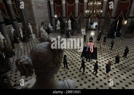 200925 -- WASHINGTON, le 25 septembre 2020 -- le cercueil de la défunte juge de la Cour suprême des États-Unis Ruth Bader Ginsburg se trouve dans l'État dans le Hall statuaire du Capitole des États-Unis à Washington, D.C., aux États-Unis, le 25 septembre 2020. Via Xinhua U.S.-WASHINGTON, D.C.-CAPITOL-RUTH BADER GINSBURG-SITUÉ DANS L'ÉTAT ChipxSomodevilla/Pool PUBLICATIONxNOTxINxCHN Banque D'Images