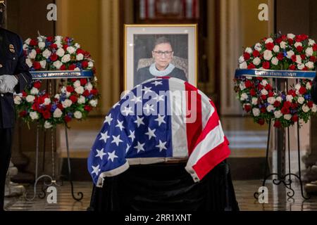 200925 -- WASHINGTON, le 25 septembre 2020 -- le cercueil de la défunte juge de la Cour suprême des États-Unis Ruth Bader Ginsburg se trouve dans l'État dans le Hall statuaire du Capitole des États-Unis à Washington, D.C., aux États-Unis, le 25 septembre 2020. Via Xinhua U.S.-WASHINGTON, DC-CAPITOL-RUTH BADER GINSBURG-SITUÉ DANS L'ÉTAT ShawnxThew/Pool PUBLICATIONxNOTxINxCHN Banque D'Images