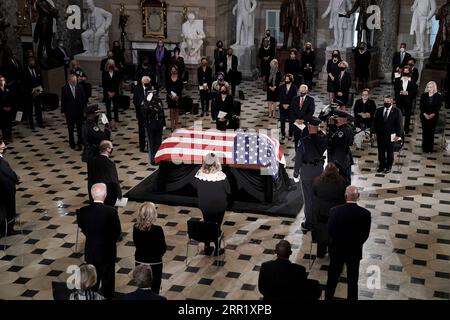 200925 -- WASHINGTON, le 25 septembre 2020 -- le cercueil de la défunte juge de la Cour suprême des États-Unis Ruth Bader Ginsburg se trouve dans l'État dans le Hall statuaire du Capitole des États-Unis à Washington, D.C., aux États-Unis, le 25 septembre 2020. Via Xinhua U.S.-WASHINGTON, DC-CAPITOL-RUTH BADER GINSBURG-SITUÉ DANS L'ÉTAT GregxNash/Pool PUBLICATIONxNOTxINxCHN Banque D'Images