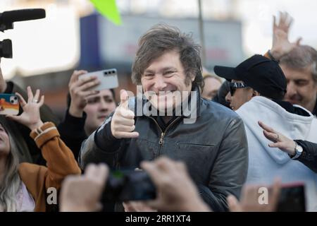 Buenos Aires, Argentine. 5 septembre 2023. Le candidat à la présidentielle de la Libertad Avanza, Javier Milei, reprend sa campagne dans la banlieue de Buenos Aires en vue des élections législatives qui se tiendront le 22 octobre. À Ramos Mejía, province de Buenos Aires, Argentine, le 5 septembre 2023. Sur la photo : Javier Milei pendant la marche. (Photo Esteban Osorio/Sipa USA) crédit : SIPA USA/Alamy Live News Banque D'Images