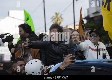 Buenos Aires, Argentine. 5 septembre 2023. Le candidat à la présidentielle de la Libertad Avanza, Javier Milei, reprend sa campagne dans la banlieue de Buenos Aires en vue des élections législatives qui se tiendront le 22 octobre. À Ramos Mejía, province de Buenos Aires, Argentine, le 5 septembre 2023. Sur la photo : Javier Milei pendant la marche. (Photo Esteban Osorio/Sipa USA) crédit : SIPA USA/Alamy Live News Banque D'Images