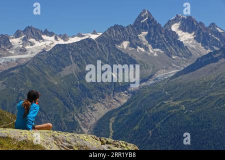 CHAMONIX, FRANCE, 8 juillet 2022 : un jeune randonneur regarde les montagnes autour du Mont-blanc. Mont-blanc attire les voyageurs comme le point culminant des Alpes à Banque D'Images