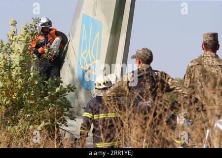 200926 -- KHARKIV, 26 septembre 2020 -- des sauveteurs ont coupé l'épave de l'avion militaire an-26 écrasé à Chuguev, région de Kharkiv, Ukraine, le 26 septembre 2020. Le nombre de morts de l'accident de l'avion militaire ukrainien est passé à 26, après que l'une des deux personnes souffrant d'un état grave est morte à l'hôpital, a déclaré samedi le Service d'urgence d'Ukraine. L'avion militaire an-26 avec 27 personnes à bord s'est écrasé vendredi. L'avion effectuait un vol d'entraînement et atterrissait à l'aérodrome d'une base militaire près de la ville de Chuguev, dans la région de Kharkiv. Photo de Sergey Starostenko/Xinhua UKRAINE-KH Banque D'Images