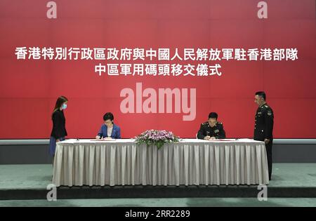 200929 -- HONG KONG, 29 septembre 2020 -- chef de la direction de la région administrative spéciale de Hong Kong Carrie Lam et commandant de la garnison PLA de l Armée populaire de libération chinoise dans la région administrative spéciale de Hong Kong Chen Daoxiang signent le mémorandum sur la remise du quai militaire central à Hong Kong, dans le sud de la Chine, le 29 septembre 2020. Le gouvernement de la RASHK a remis mardi le quai militaire central à la garnison de l'APL dans la RASHK. CHINE-HONG KONG-PORT MILITAIRE CN WUXXIAOCHU PUBLICATIONXNOTXINXCHN Banque D'Images