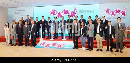 200929 -- HONG KONG, le 29 septembre 2020 -- les délégués posent pour une photo lors de la cérémonie de lancement d'une promotion des ventes par streaming en direct pour les produits fabriqués à Hong Kong sur l'application chinoise populaire de partage de vidéos Douyin à Hong Kong, dans le sud de la Chine, le 28 septembre 2020. POUR ALLER AVEC Live-streaming e-commerce offre un nouvel élan à l'économie de Hong Kong CHINA-HONG KONG-E-COMMERCE CN LuixSiuxWai PUBLICATIONxNOTxINxCHN Banque D'Images