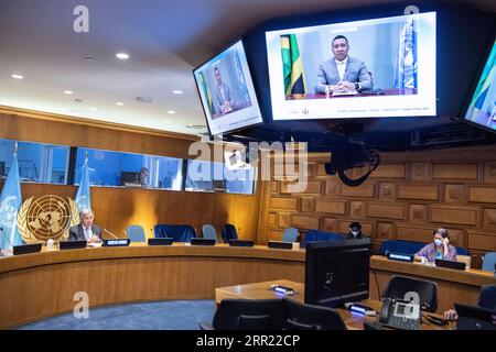 200929 -- NATIONS UNIES, 29 septembre 2020 -- le Premier ministre jamaïcain Andrew Holness à l'écran s'adresse à la Réunion de haut niveau sur le financement du développement à l'ère du COVID-19 et au-delà, au siège des Nations Unies à New York, le 29 septembre 2020. Convoquée par le chef de l'ONU, en compagnie du premier ministre canadien Justin Trudeau, et le Premier ministre jamaïcain Andrew Holness, la réunion de haut niveau des chefs d État et de gouvernement avait pour but de rendre compte du travail accompli au cours des cinq derniers mois par les ministères des Finances, les Nations Unies et d autres organisations internationales ainsi que par certaines organisations internationales du monde entier Banque D'Images