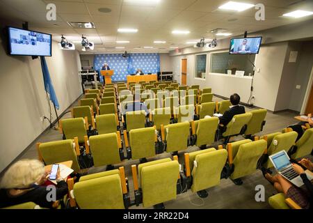 200929 -- NATIONS UNIES, 29 septembre 2020 -- le Secrétaire général des Nations Unies Antonio Guterres R, Rear assiste à une conférence de presse conjointe avec le Premier ministre canadien Justin Trudeau et le Premier ministre jamaïcain Andrew Holness sur l’écran de droite après un événement de haut niveau sur le financement du développement au siège de l’ONU à New York, le 29 septembre 2020. Le Secrétaire général de l’ONU Antonio Guterres a appelé mardi à un nouvel allégement de la dette des pays pauvres et à revenu intermédiaire pour qu’ils puissent répondre au COVID-19. SECRÉTAIRE GÉNÉRAL DES NATIONS UNIES-CONFÉRENCE DE PRESSE CONJOINTE CANADA-JAMAÏQUE-PM WANGXYING PUBLICATIONXNOTXINXCHN Banque D'Images