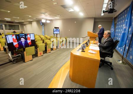 200929 -- NATIONS UNIES, 29 septembre 2020 -- le Secrétaire général des Nations Unies Antonio Guterres 1st R prend la parole lors d’une conférence de presse conjointe avec le Premier ministre canadien Justin Trudeau sur l’écran de gauche et le Premier ministre jamaïcain Andrew Holness après un événement de haut niveau sur le financement du développement au siège de l’ONU à New York, le 29 septembre 2020. Le Secrétaire général de l’ONU Antonio Guterres a appelé mardi à un nouvel allégement de la dette des pays pauvres et à revenu intermédiaire pour qu’ils puissent répondre au COVID-19. SECRÉTAIRE GÉNÉRAL DES NATIONS UNIES-CONFÉRENCE DE PRESSE CONJOINTE CANADA-JAMAÏQUE-PM WANGXYING PUBLICATIONXNOTXINXCHN Banque D'Images