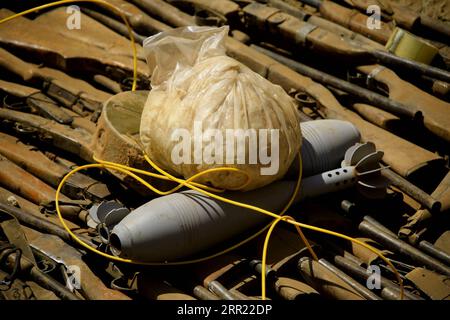 200929 -- HAJAR AL ASAL SOUDAN, 29 septembre 2020 -- une photo prise le 29 septembre 2020 montre des armes à feu confisquées sans permis dans la région de Hajar Al Asal au nord du Soudan. Le gouvernement soudanais a détruit mardi 300 000 armes à feu non autorisées confisquées dans le cadre du projet national de collecte des armes à feu. Photo de /Xinhua SUDAN-HAJAR AL ASAL-DESTRUCTION D'ARMES À FEU SANS LICENCE MohamedxKhidir PUBLICATIONxNOTxINxCHN Banque D'Images