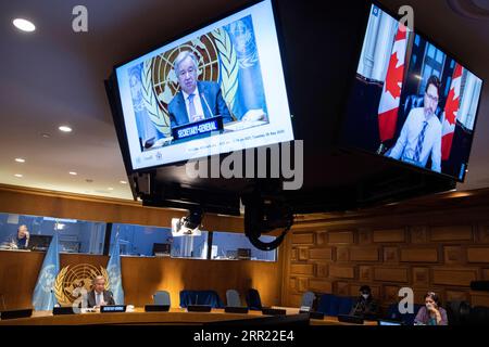 200929 -- NATIONS UNIES, 29 septembre 2020 -- le Secrétaire général des Nations Unies Antonio Guterres, sur l'écran de gauche, s'adresse à la Réunion de haut niveau sur le financement du développement à l'ère du COVID-19 et au-delà, au siège des Nations Unies à New York, le 29 septembre 2020. Convoquée par le chef de l'ONU, en compagnie du premier ministre canadien Justin Trudeau, et le Premier Ministre jamaïcain Andrew Holness, la réunion de haut niveau des chefs d'État et de gouvernement avait pour but de rendre compte du travail accompli au cours des cinq derniers mois par les ministères des Finances, les Nations Unies et d'autres organisations internationales et certaines d'entre elles Banque D'Images