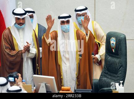 200930 -- KOWEÏT, le 30 septembre 2020 -- Sheikh Nawaf Al-Ahmad Al-Jaber Al-Sabah 2e R prête serment devant l'Assemblée nationale à Koweït, Koweït, le 30 septembre 2020. Cheikh Nawaf Al-Ahmad Al-Jaber Al-Sabah a prêté serment devant l'Assemblée nationale mercredi pour devenir le 16e émir du Koweït. KOWEÏT-KOWEÏT VILLE-NOUVEAU EMIR-OATH-TAKING XINHUA PUBLICATIONXNOTXINXCHN Banque D'Images