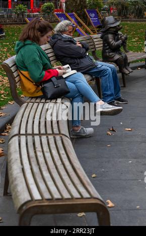 201001 -- LONDRES, le 1 octobre 2020 -- des gens sont assis à côté de la statue de Paddington Bear à Leicester Square dans le centre de Londres, Grande-Bretagne, le 30 septembre 2020. Le Premier ministre britannique Boris Johnson a promis mercredi de prendre de nouvelles mesures pour contenir la hausse des taux d’infection à coronavirus si la situation continue à empirer dans le pays. 7 108 autres personnes en Grande-Bretagne ont été testées positives au COVID-19, ce qui porte le nombre total de cas de coronavirus dans le pays à 453 264, selon les chiffres officiels publiés mercredi. BRETAGNE-LONDRES-COVID-19 HanxYan PUBLICATIONxNOTxINxCHN Banque D'Images