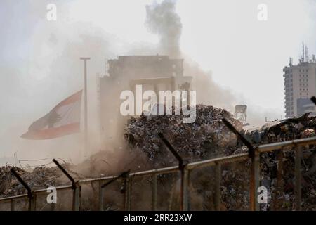 201001 -- BEYROUTH, le 1 octobre 2020 -- des ouvriers nettoient les ruines des explosions portuaires à Beyrouth, Liban, le 30 septembre 2020. La Force intérimaire des Nations Unies au Liban la FINUL a déployé dimanche un détachement de la force multinationale à Beyrouth afin d'aider les autorités libanaises à faire face aux conséquences des explosions du 4 août. LIBAN-BEYROUTH-EXPLOSIONS PORTUAIRES-CONSÉQUENCES-FINUL-DÉPLOIEMENT BILALXJAWICH PUBLICATIONXNOTXINXCHN Banque D'Images