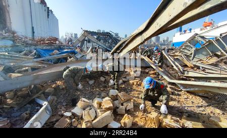 201001 -- BEYROUTH, le 1 octobre 2020 -- des soldats de la paix chinois nettoient les ruines des explosions portuaires à Beyrouth, au Liban, le 30 septembre 2020. Force intérimaire des Nations Unies au Liban l'ingénieur en chef de la FINUL Li Jiguang a déclaré jeudi que 42 soldats de la paix chinois aident au nettoyage du port de Beyrouth frappé par d'énormes explosions. Photo de /Xinhua LIBAN-BEYROUTH-PORT EXPLOSIONS-AFTERMATH-MAINTIEN DE LA PAIX CHINOIS-NETTOYAGE ZhaoxWenhuan PUBLICATIONxNOTxINxCHN Banque D'Images