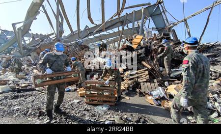 201001 -- BEYROUTH, le 1 octobre 2020 -- des soldats de la paix chinois nettoient les ruines des explosions portuaires à Beyrouth, au Liban, le 30 septembre 2020. Force intérimaire des Nations Unies au Liban l'ingénieur en chef de la FINUL Li Jiguang a déclaré jeudi que 42 soldats de la paix chinois aident au nettoyage du port de Beyrouth frappé par d'énormes explosions. Photo de /Xinhua LIBAN-BEYROUTH-PORT EXPLOSIONS-AFTERMATH-MAINTIEN DE LA PAIX CHINOIS-NETTOYAGE ZhaoxWenhuan PUBLICATIONxNOTxINxCHN Banque D'Images