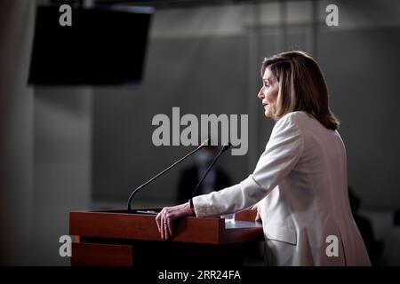 201001 -- WASHINGTON, le 1 octobre 2020 -- Nancy Pelosi, présidente de la Chambre des communes des États-Unis, prend la parole lors d'une conférence de presse au Capitol Hill, à Washington, D.C., aux États-Unis, le 1 octobre 2020. Pelosi et le secrétaire au Trésor Steven Mnuchin ont poursuivi jeudi les discussions sur le prochain paquet de secours COVID-19, mais il reste des différences majeures à combler dans des domaines clés. Photo par /Xinhua U.S.-WASHINGTON, D.C.-PELOSI-PRESS CONFERENCE TingxShen PUBLICATIONxNOTxINxCHN Banque D'Images