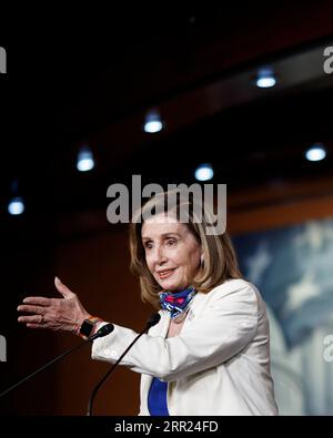 201001 -- WASHINGTON, le 1 octobre 2020 -- Nancy Pelosi, présidente de la Chambre des communes des États-Unis, prend la parole lors d'une conférence de presse au Capitol Hill, à Washington, D.C., aux États-Unis, le 1 octobre 2020. Pelosi et le secrétaire au Trésor Steven Mnuchin ont poursuivi jeudi les discussions sur le prochain paquet de secours COVID-19, mais il reste des différences majeures à combler dans des domaines clés. Photo par /Xinhua U.S.-WASHINGTON, D.C.-PELOSI-PRESS CONFERENCE TingxShen PUBLICATIONxNOTxINxCHN Banque D'Images