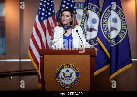 201001 -- WASHINGTON, le 1 octobre 2020 -- Nancy Pelosi, présidente de la Chambre des communes des États-Unis, prend la parole lors d'une conférence de presse au Capitol Hill, à Washington, D.C., aux États-Unis, le 1 octobre 2020. Pelosi et le secrétaire au Trésor Steven Mnuchin ont poursuivi jeudi les discussions sur le prochain paquet de secours COVID-19, mais il reste des différences majeures à combler dans des domaines clés. Photo par /Xinhua U.S.-WASHINGTON, D.C.-PELOSI-PRESS CONFERENCE TingxShen PUBLICATIONxNOTxINxCHN Banque D'Images