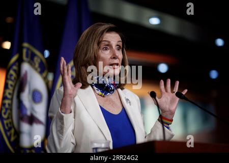 201001 -- WASHINGTON, le 1 octobre 2020 -- Nancy Pelosi, présidente de la Chambre des communes des États-Unis, prend la parole lors d'une conférence de presse au Capitol Hill, à Washington, D.C., aux États-Unis, le 1 octobre 2020. Pelosi et le secrétaire au Trésor Steven Mnuchin ont poursuivi jeudi les discussions sur le prochain paquet de secours COVID-19, mais il reste des différences majeures à combler dans des domaines clés. Photo par /Xinhua U.S.-WASHINGTON, D.C.-PELOSI-PRESS CONFERENCE TingxShen PUBLICATIONxNOTxINxCHN Banque D'Images