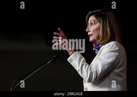 201001 -- WASHINGTON, le 1 octobre 2020 -- Nancy Pelosi, présidente de la Chambre des communes des États-Unis, prend la parole lors d'une conférence de presse au Capitol Hill, à Washington, D.C., aux États-Unis, le 1 octobre 2020. Pelosi et le secrétaire au Trésor Steven Mnuchin ont poursuivi jeudi les discussions sur le prochain paquet de secours COVID-19, mais il reste des différences majeures à combler dans des domaines clés. Photo par /Xinhua U.S.-WASHINGTON, D.C.-PELOSI-PRESS CONFERENCE TingxShen PUBLICATIONxNOTxINxCHN Banque D'Images